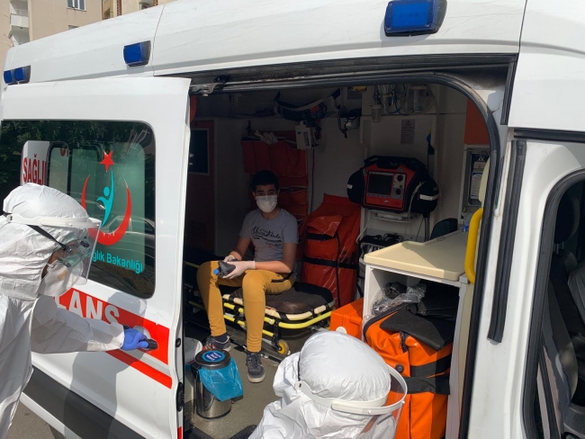 Covid-19 tedavisi gören gençler sınava ambulansla gitti