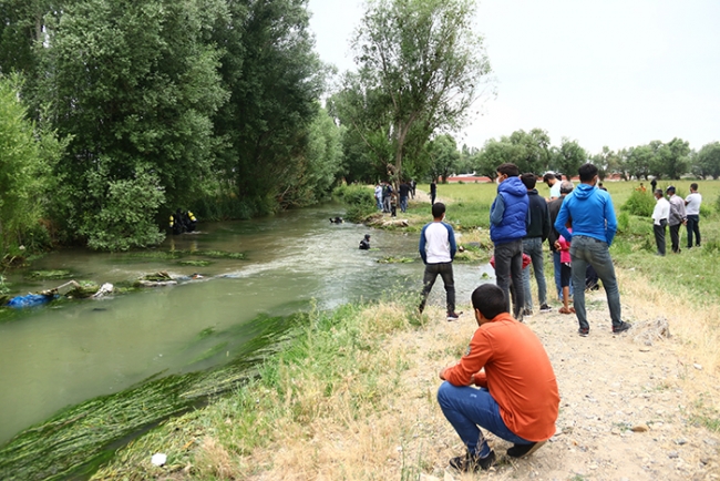 Van'da kaybolan minik Melek her yerde aranıyor