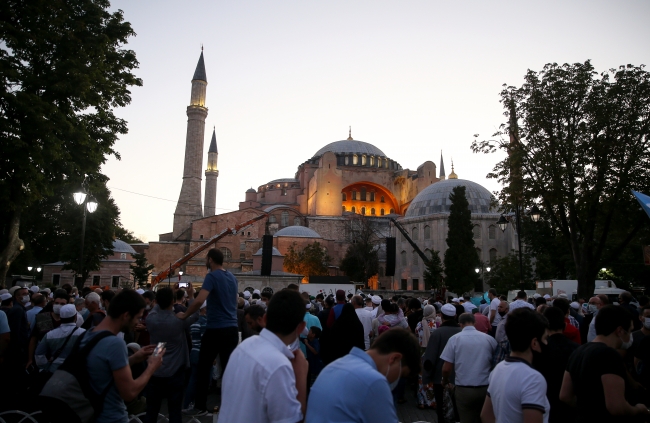 Ayasofya Camii'nde ilk sabah namazı