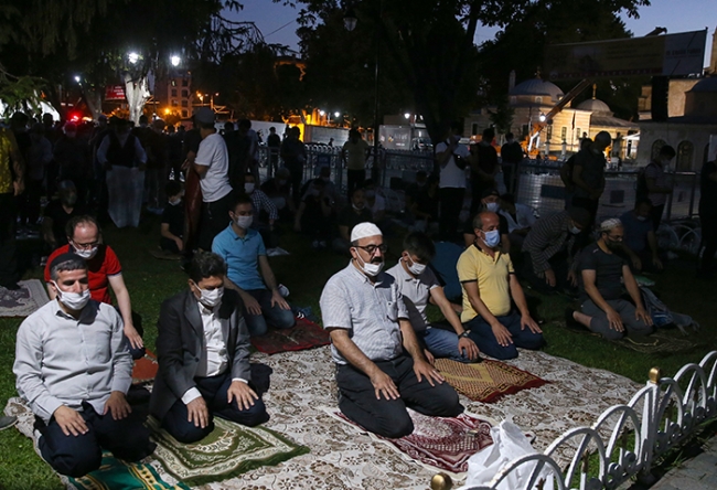 Ayasofya Camii'nde ilk sabah namazı