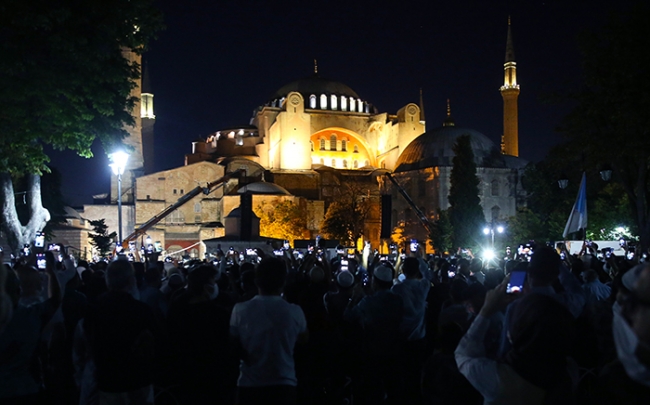 Ayasofya Camii'nde ilk sabah namazı