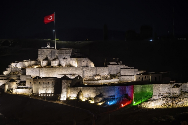 Kars Kalesi Azerbaycan bayrağı renklerine büründü