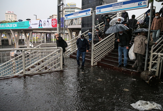 İstanbul'da sağanak zor anlar yaşattı