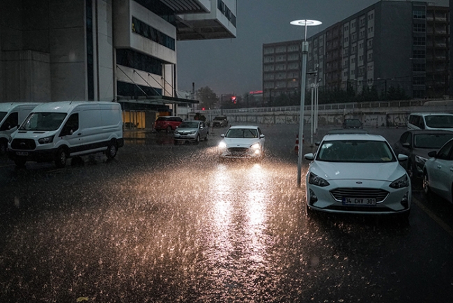 İstanbul'da sağanak zor anlar yaşattı