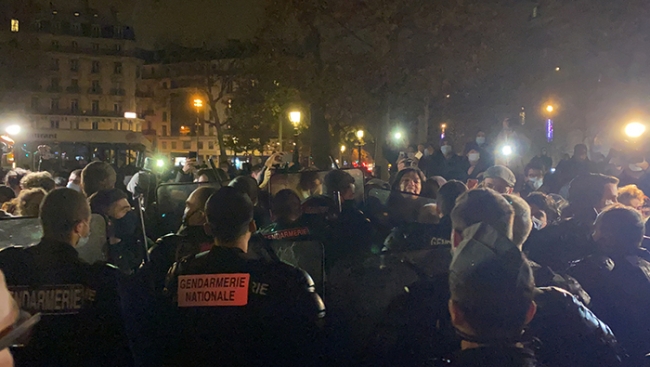 Paris'te polisin sığınmacılara uyguladığı şiddetin yankıları sürüyor