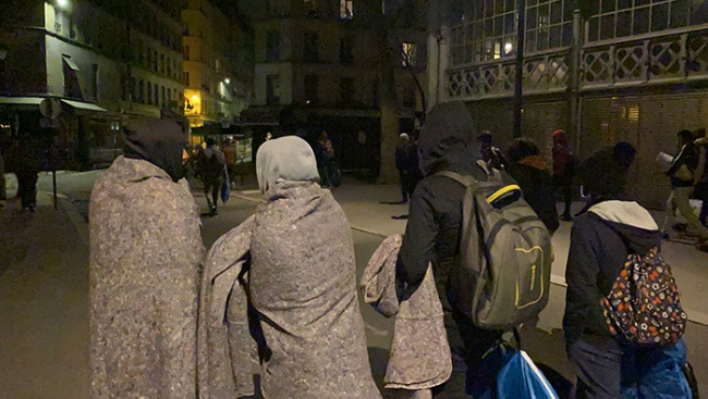 Paris'te polisin sığınmacılara uyguladığı şiddetin yankıları sürüyor