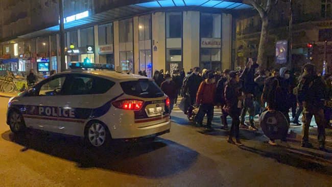 Paris'te polisin sığınmacılara uyguladığı şiddetin yankıları sürüyor