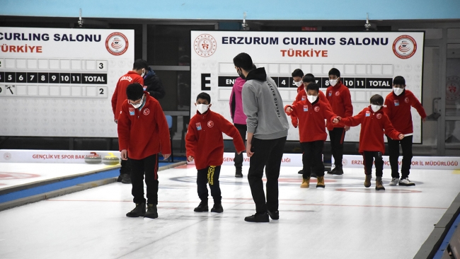 Kars Çayı'nda curling oynayan çocukların hayalleri gerçek oldu