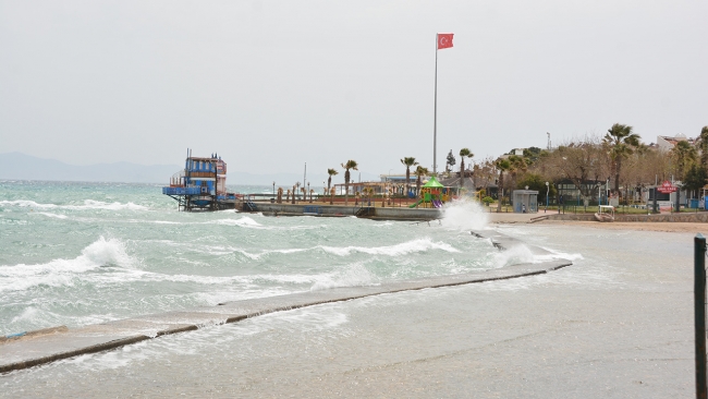 Didim'de fırtına denizcilere zor anlar yaşattı