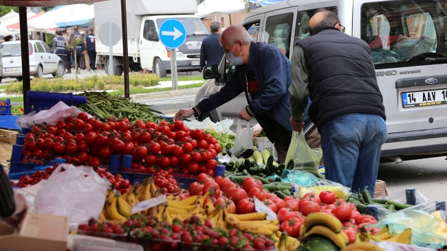 Pazar esnafı tezgahlarını açtı