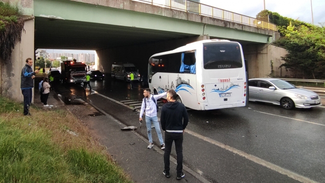 Ümraniye'de servis aracı otomobille çarpıştı: 6 yaralı