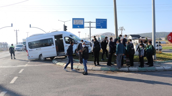 Kütahya'da öğrenci servisi ile tır çarpıştı: 4 yaralı