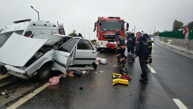 Bolu Dağı'nda otomobil bariyerlere saplandı: 3 yaralı