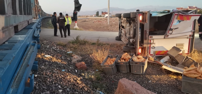 Afyonkarahisar'da yük treni kamyonete çarptı: 1 yaralı