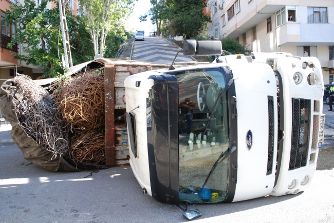 Maltepe'de hurda taşıyan kamyon devrildi