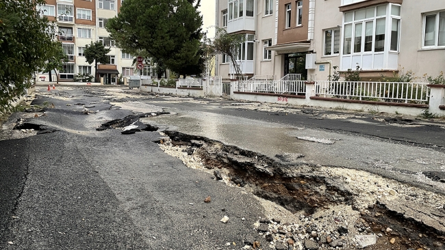 Trakya'yı sağanak vurdu: Bodrum katları su bastı, yollar çöktü