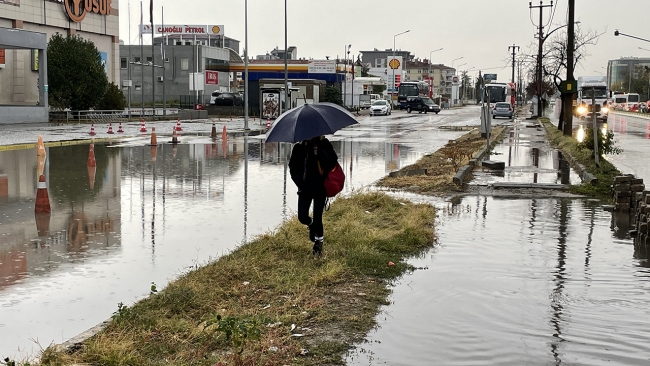 Trakya'yı sağanak vurdu: Bodrum katları su bastı, yollar çöktü