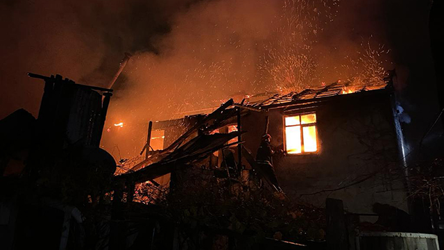 Bolu'da iki katlı ahşap evde yangın