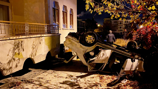 Ankara'da otomobil bahçeye devrildi: 3 yaralı