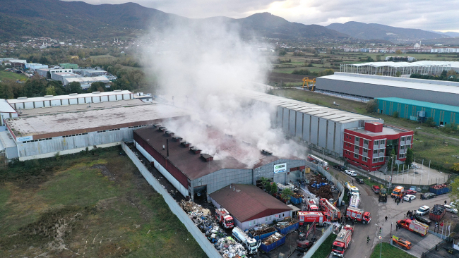 Kocaeli'de geri dönüşüm tesisinde yangın