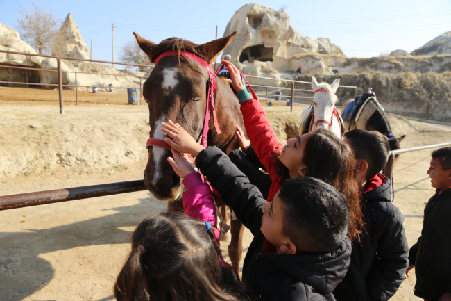 Nevşehir Valisi Becel Kapadokya hayali gerçekleştirilen Vanlı öğrencilerle buluştu