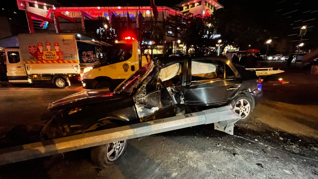 Aydınlatma direğini deviren otomobil yan yoldaki araca çarptı: 5 yaralı