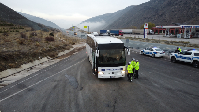 Erzincan'da trafik ekiplerinden sürücülere kar ve buzlanma uyarısı