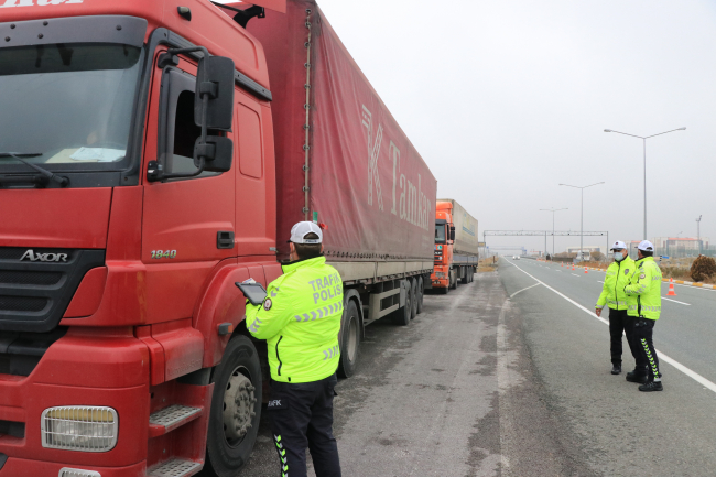 Erzincan'da trafik ekiplerinden sürücülere kar ve buzlanma uyarısı