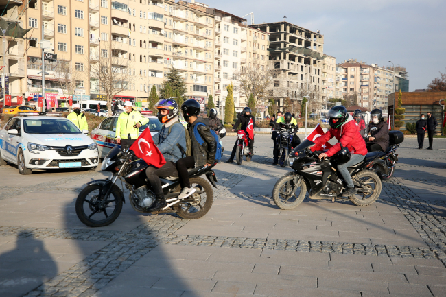 Elazığ'da motosiklet sürücülerine kask dağıtıldı