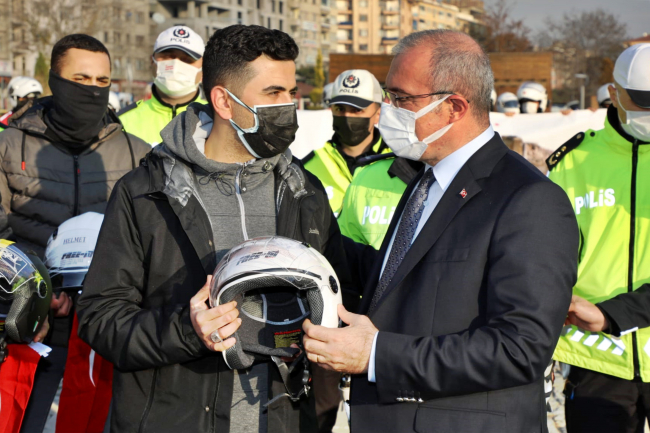 Elazığ'da motosiklet sürücülerine kask dağıtıldı