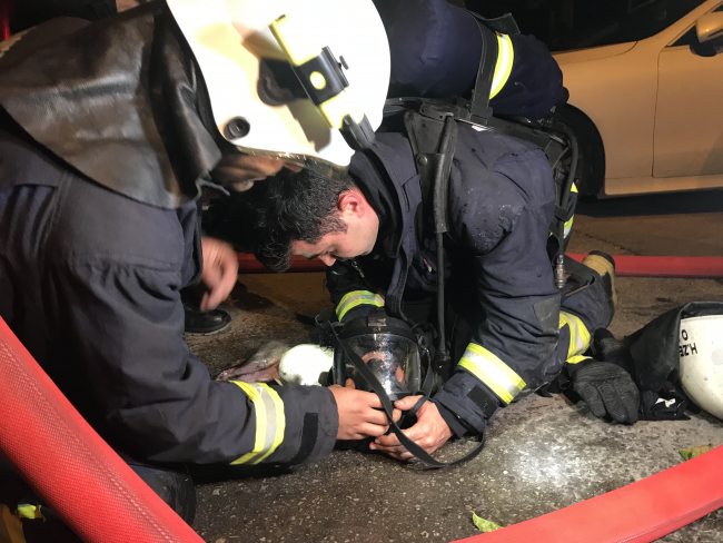 İtfaiye ekipleri kediyi suni teneffüsle hayata döndürdü