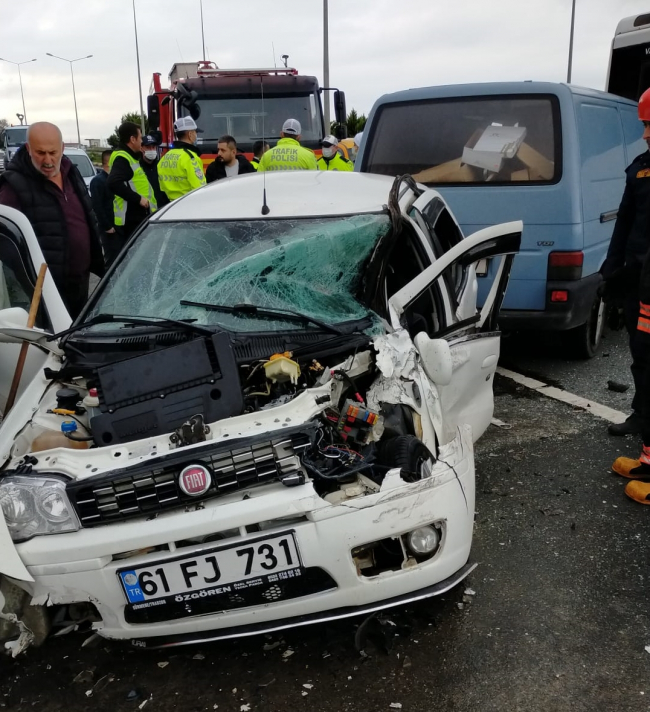 Trabzon'da otomobil ile minibüs çarpıştı: 6 yaralı