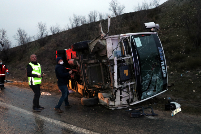 Amasya'da tur otobüsü devrildi: 28 yaralı