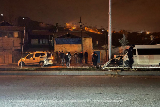 Kayseri'de hafif ticari araçla minibüs çarpıştı: 7 yaralı