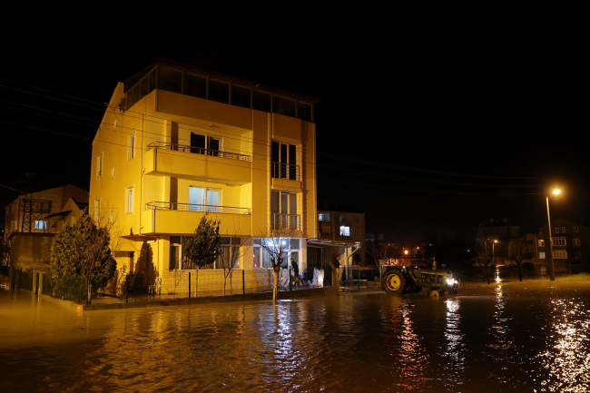 Edirne'de sağanak: Dereler taştı, mahsur kalanlar kurtarıldı