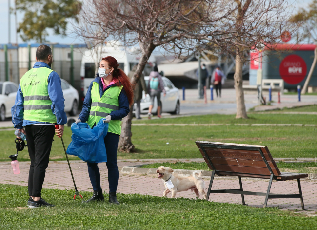 İzmir depreminde hayatını kaybeden ikizler için sahili temizlediler