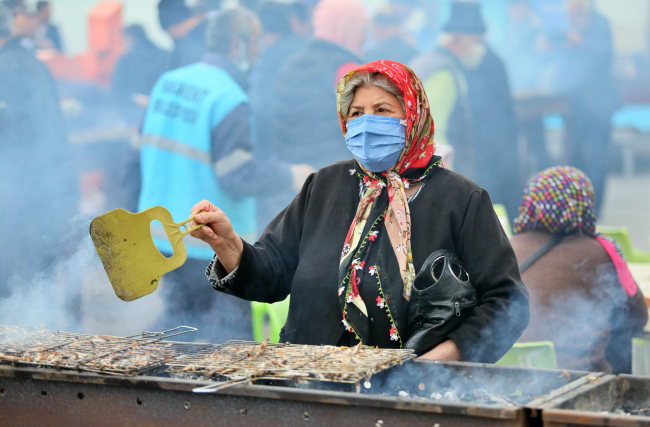 Samsun'da hamsi festivali: 2 ton hamsi 2 saatte tüketildi