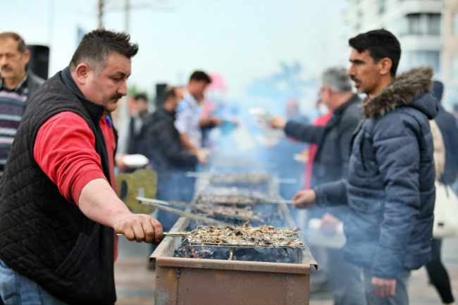 Samsun'da hamsi festivali: 2 ton hamsi 2 saatte tüketildi