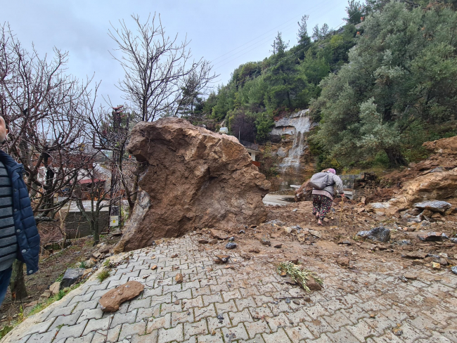 Kaya parçaları 3 katlı evi yıktı