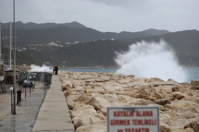 Kaş'ta denizde fırtına etkili oldu