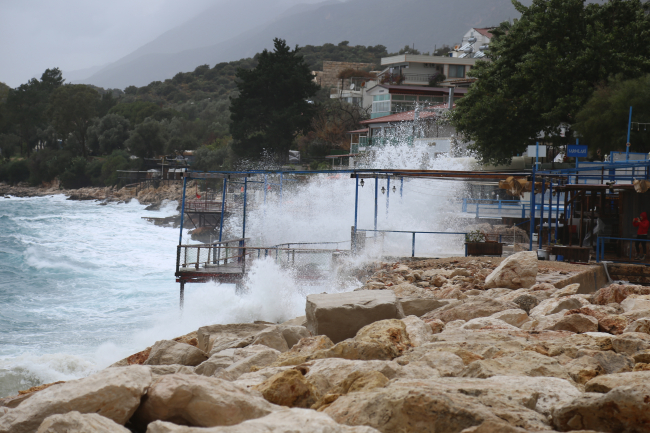 Kaş'ta denizde fırtına etkili oldu