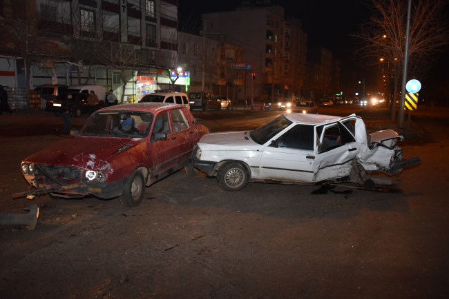 Şanlıurfa'da 3 otomobilin karıştığı kazada 4 kişi yaralandı