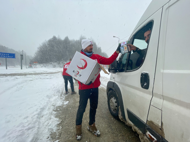 Yolda kalan sürücülerin yardımına Kızılay yetişti