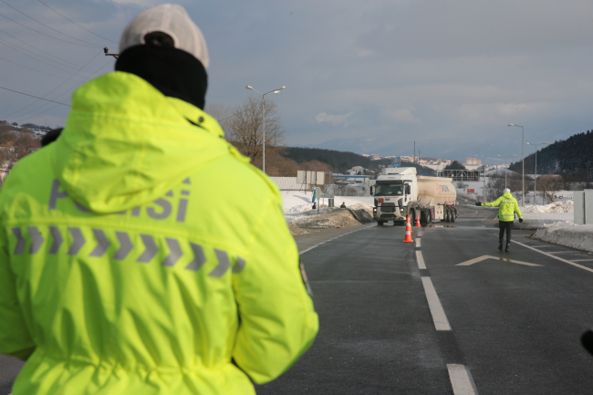 Bolu Dağı'nda kış lastiği olmayan araçların geçişine izin verilmiyor