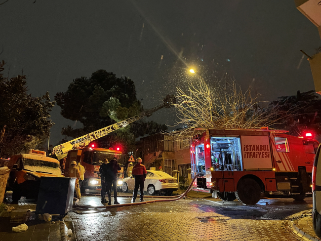 Üsküdar'da çatı yangını: Mahsur kalan 2 kişi kurtarıldı