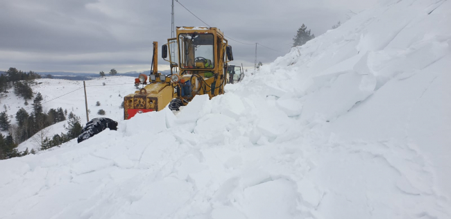 Kastamonu'da yol açma çalışması yapan iş makinesinin üzerine çığ düştü