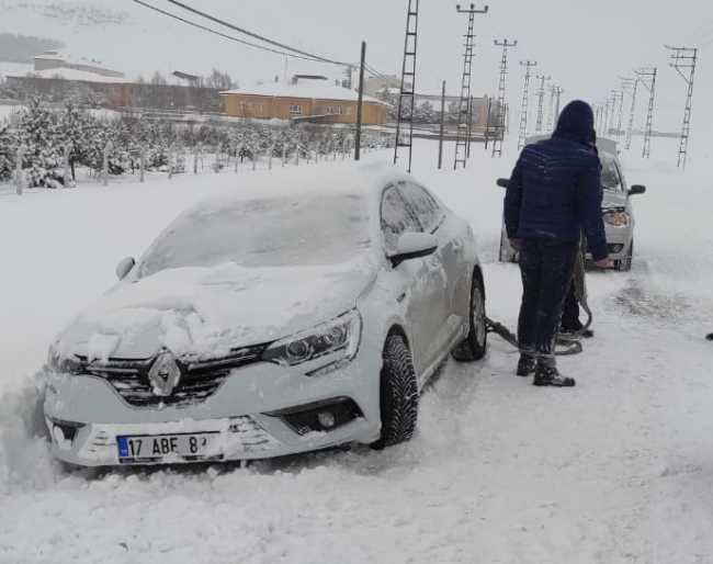 Ardahan'da tipi nedeniyle yolda kalan ambulans ile 25 araç kurtarıldı