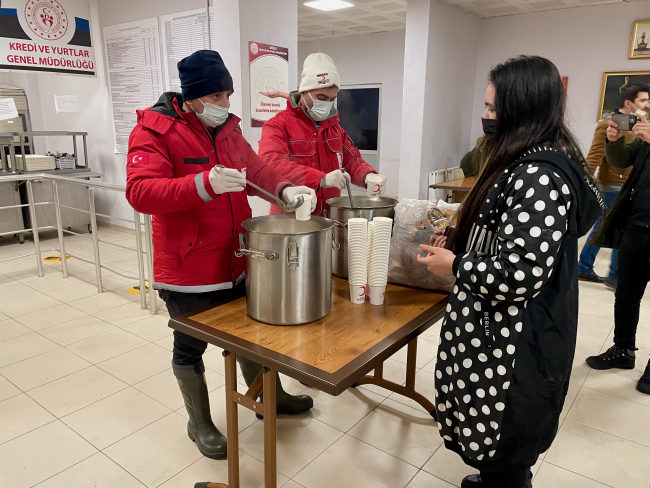 Düzce'de yolda kalan 400 kişi öğrenci yurdunda misafir ediliyor