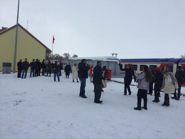 Erzincan'da yük treni raydan çıkınca Turistik Doğu Ekspresi bir süre bekledi