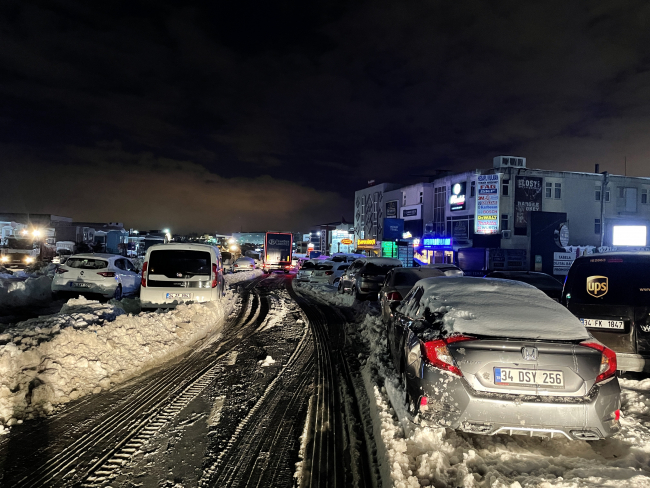 Hadımköy'de mahsur kalan sürücülerin bekleyişi devam ediyor